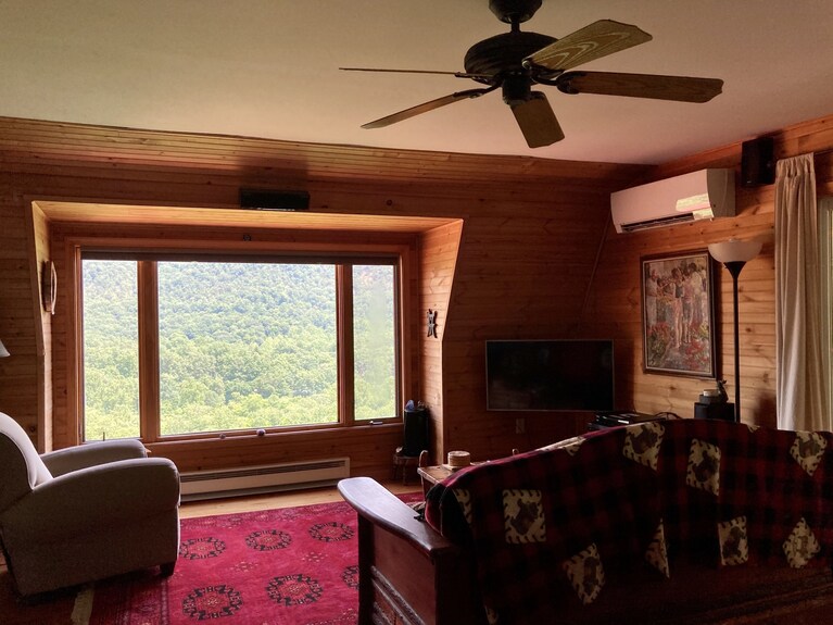 Private Mountaintop Cabin With Hot Tub, Pool Table, And Breathtaking Views - Berkeley Springs, WV