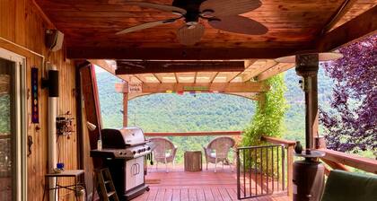 Charming mountaintop cabin with hot tub, pool table, and breathtaking views