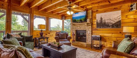 Smart-tv, een open haard, videospelletjes en tafelvoetbal