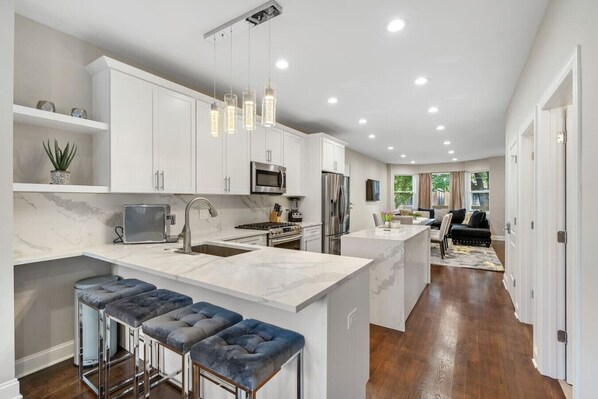 Réfrigérateur, micro-ondes, four, plaque de cuisson