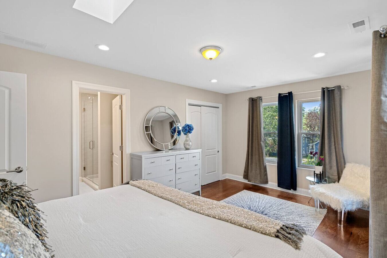 5 bedrooms, desk, iron/ironing board, travel cot