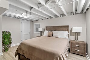 5 habitaciones, tabla de planchar con plancha y cuna de viaje