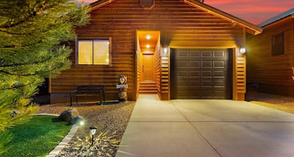 Water’s Edge Retreat, Lake & Creek Views , Kayaks, Firepit, Massage, Sleeps 10