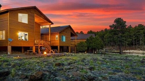 Water’s Edge Retreat,  Lake & Creek Views , Kayaks, Firepit, Massage,  Sleeps 10