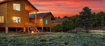 Water’s Edge Retreat,  Lake & Creek Views , Kayaks, Firepit, Massage,  Sleeps 10