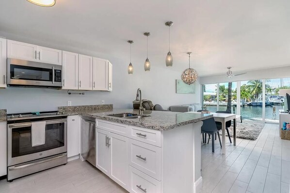 冷蔵庫、電子レンジ、オーブン、コンロ