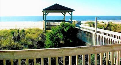 Wide Ocean Front, Private Gazebo, 6 Bedrooms, New to VRBO