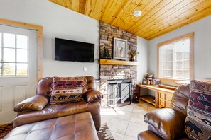 TV, fireplace, DVD player - Wonderful family cabin w/stunning views, free WiFi, & full kitchen - near trails (Estes Park)