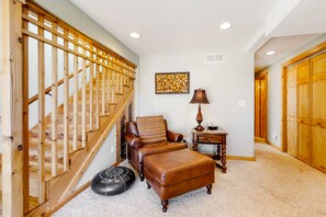 Interior - Wonderful family cabin w/stunning views, free WiFi, & full kitchen - near trails (Estes Park)