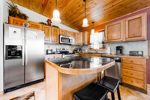 Fridge, microwave, oven, stovetop - Wonderful family cabin w/stunning views, free WiFi, & full kitchen - near trails (Estes Park)