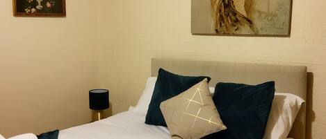 Comfort Apartment | 4 bedrooms, individually furnished, laptop workspace, iron/ironing board