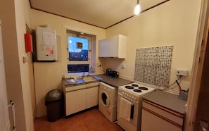 Comfort Apartment | Private kitchen | Full-size fridge, microwave, oven, stovetop - Sensational Stay - Bedford Avenue (Aberdeen)