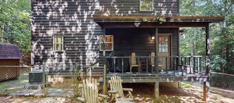 Dog-Friendly Cabin W/ Lofted Layout, Enclosed Yard, High-Speed WiFi, & Firepit