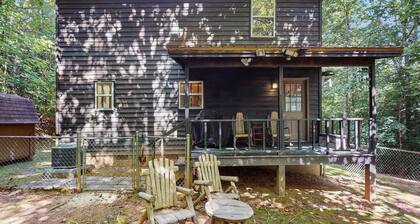 Dog-Friendly Cabin W/ Lofted Layout, Enclosed Yard, High-Speed WiFi, & Firepit