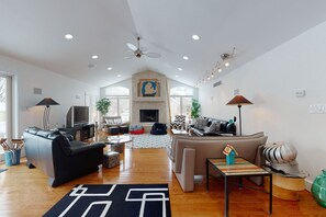 Fernseher, Kamin, Bücher