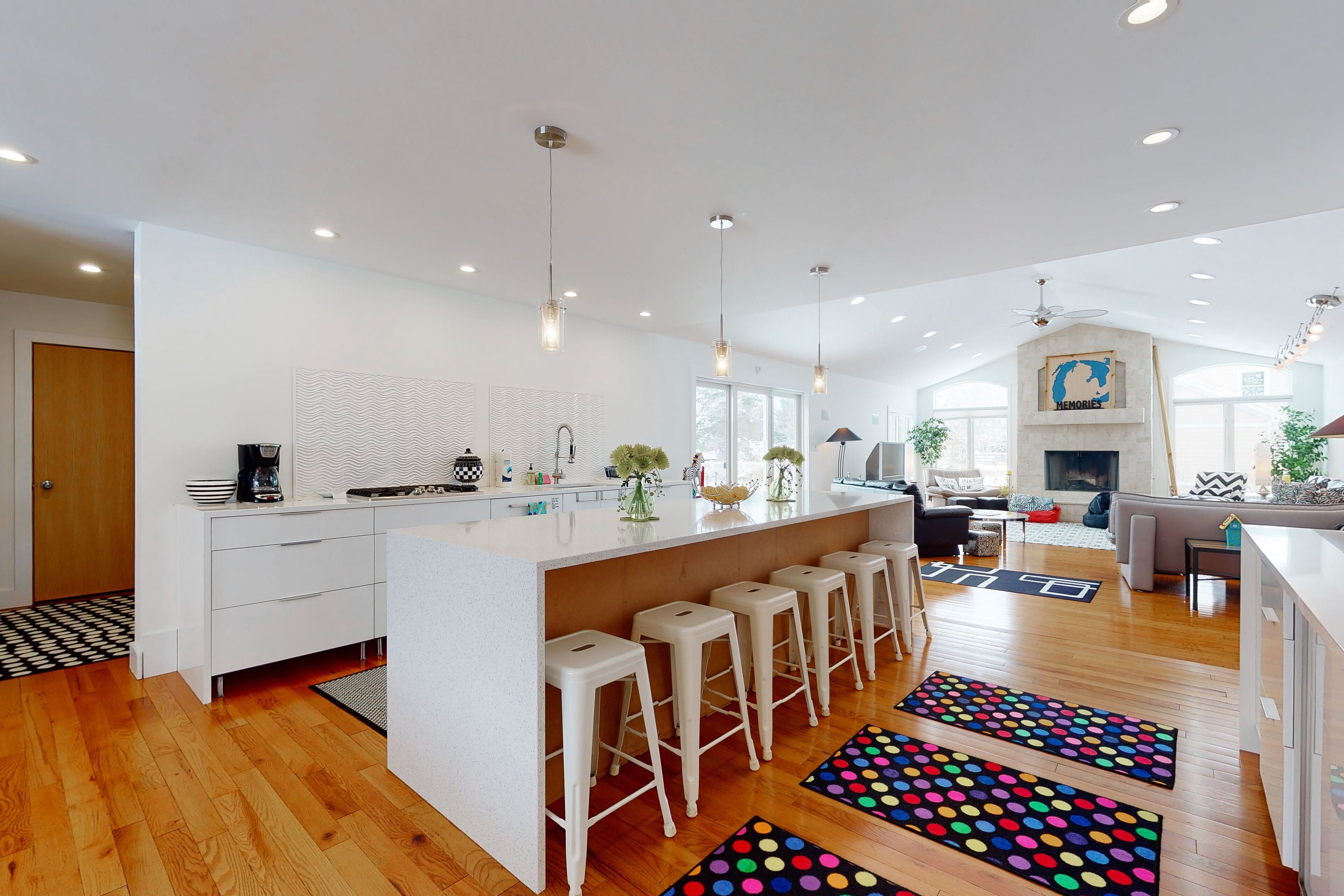 Quiet downtown home with hot tub, firepit, washer/dryer - walk everywhere