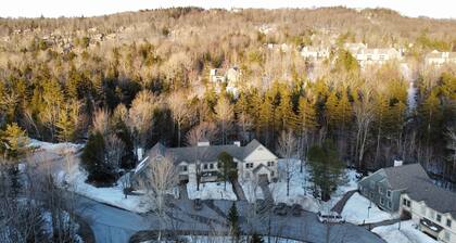 Spacious Corner Townhouse from Mt. Snow! Private hot tub!