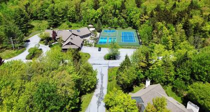 Spacious Corner Townhouse from Mt. Snow! Private hot tub!