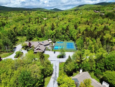 Spacious Corner Townhouse next to Mt. Snow! Private hot tub!