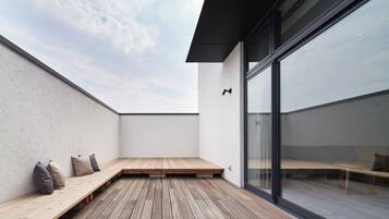 Desk, soundproofing, free WiFi, bed sheets