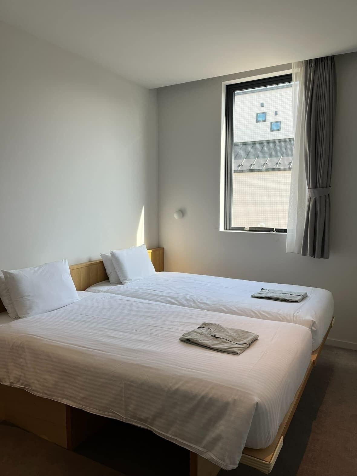 superior hollywood twin, non smoking | 1 bedroom, desk, soundproofing, free wifi