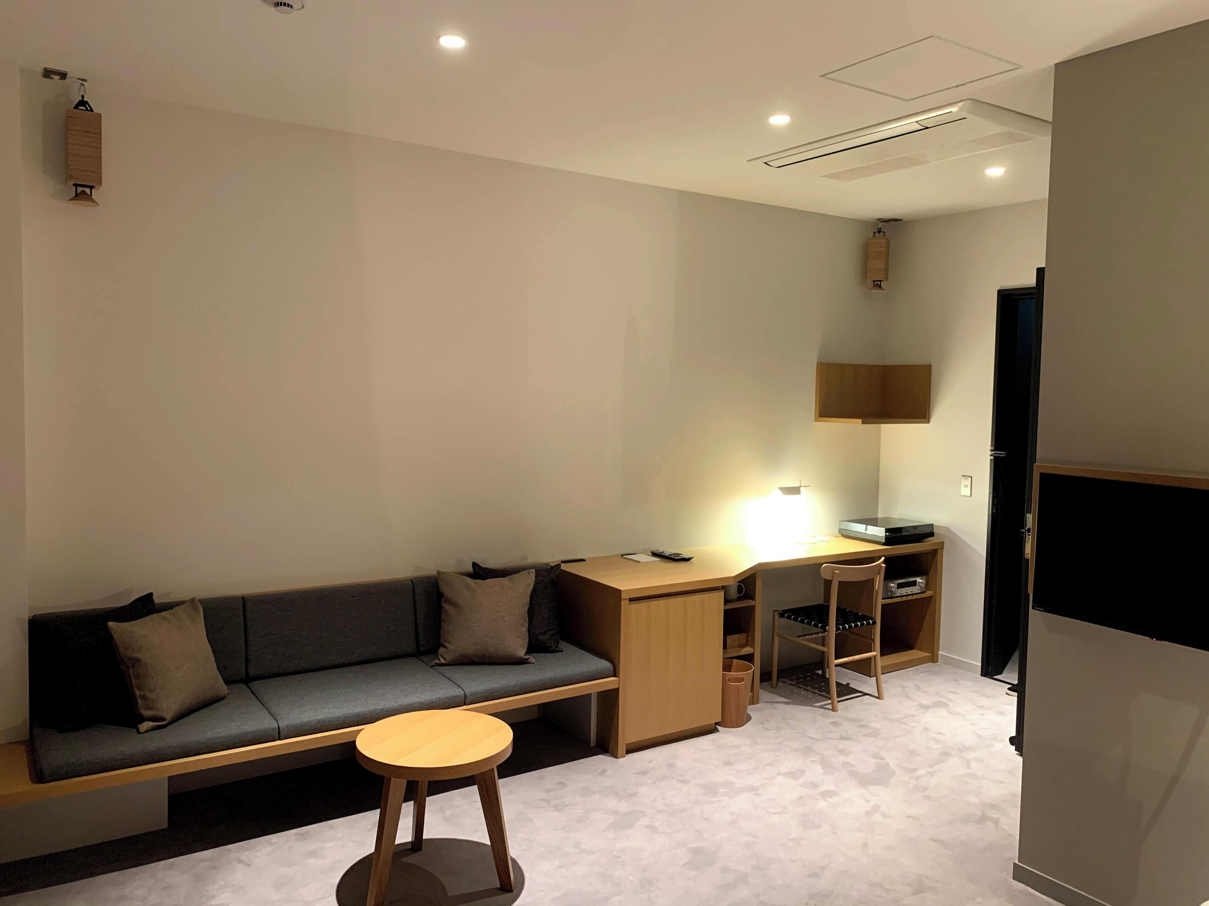 Escriptori, habitacions insonoritzades, wifi gratuïta i roba de llit 