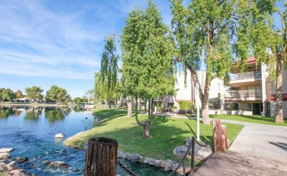 Beautiful Lake View Condo - Newly Remodeled + Free WiFi