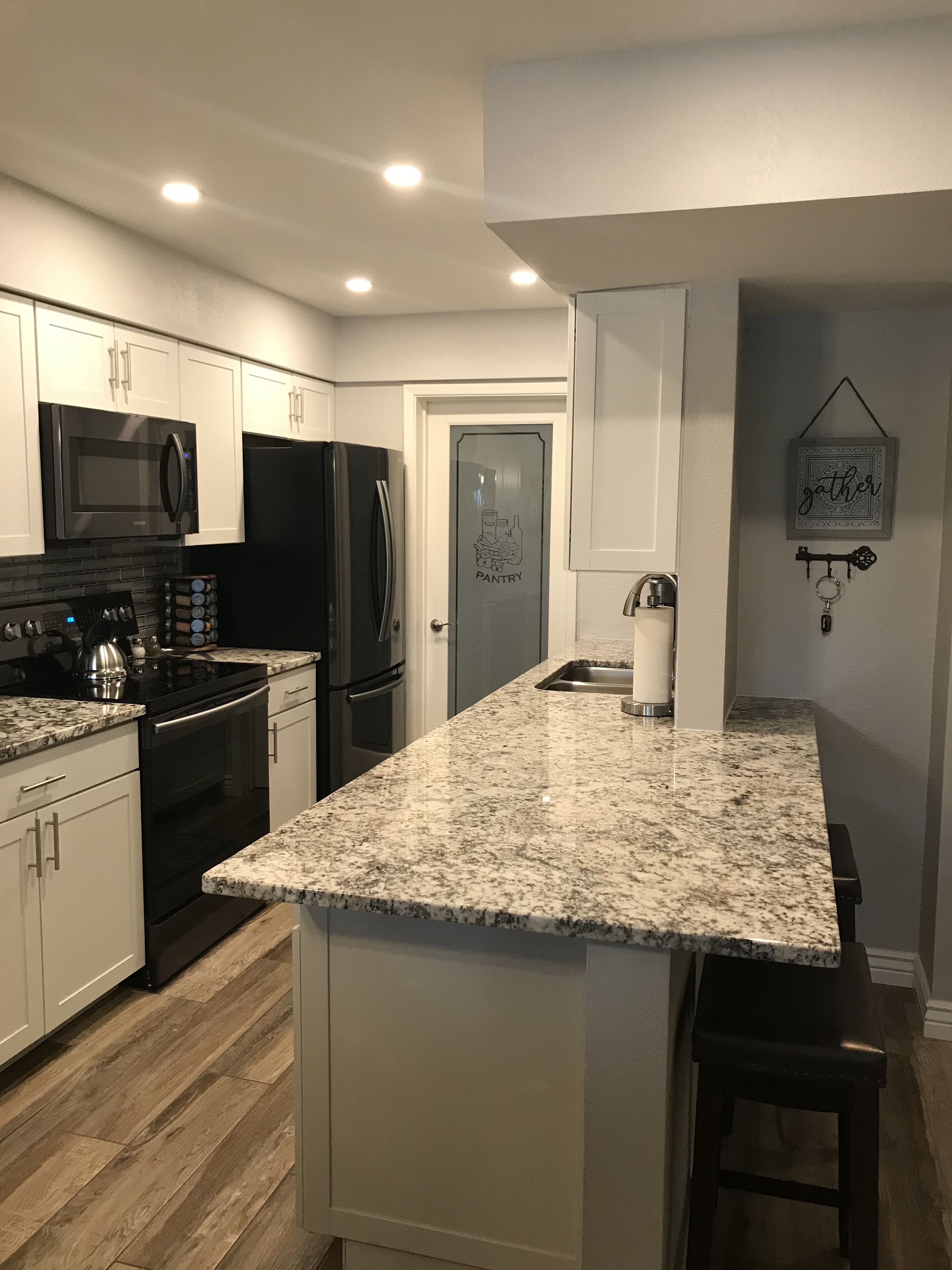 Réfrigérateur, micro-ondes, four, plaque de cuisson