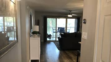 Älytelevisio, DVD-soitin, kirjoja, videokirjasto