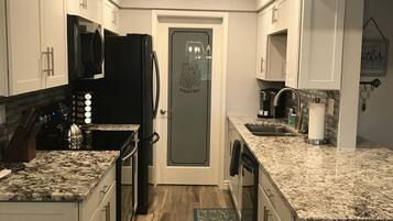 Frigorífico, microondas, horno y placa de cocina