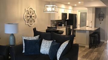 Una Smart TV, un reproductor de DVD, libros, una videoteca