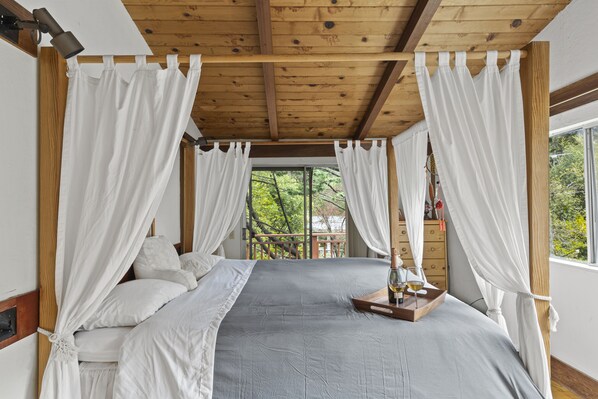 4 bedrooms, desk, iron/ironing board, free WiFi