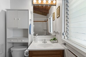 Bañera, secador de pelo, toallas y jabón