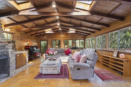 Interior. Spacious Serene Sanctuary-Minutes to SF and Muir Woods