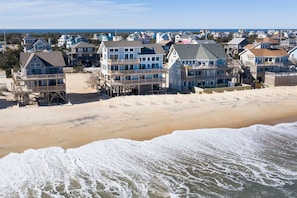 On the beach, beach towels - Sunrises, Sunsets☀️Hot Tub, Shared Pool, Beach Chairs, Oceanfront, SUMMER SALE (Avon)