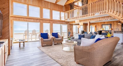 Sunrises, Sunsets☀️Hot Tub, Shared Pool, Beach Chairs, Oceanfront, SUMMER SALE