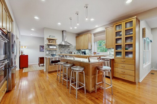 Luxurious home with private outdoor pool, hot tub, pool table & WiFi