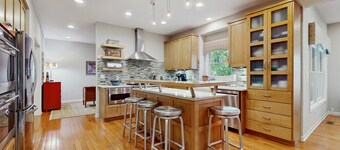 Luxurious home with private outdoor pool, hot tub, pool table & WiFi