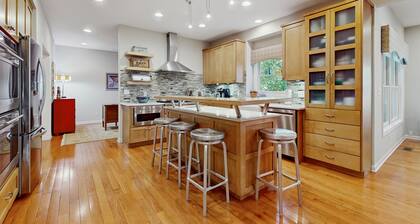 Luxurious home with private outdoor pool, hot tub, pool table & WiFi