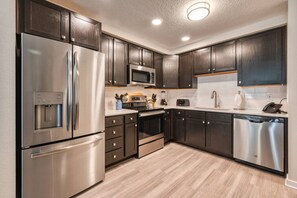 冷蔵庫、電子レンジ、オーブン、コンロ