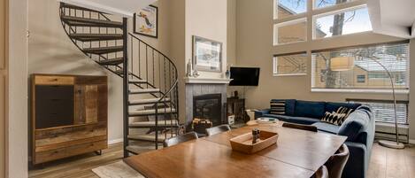 Televisio, takka, DVD-soitin, stereot