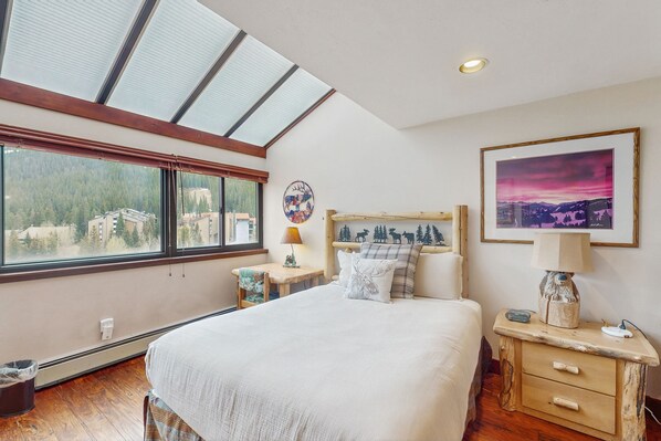 Silitysrauta/-lauta, Wi-Fi, vuodevaatteet