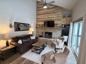 Televisión y chimenea 