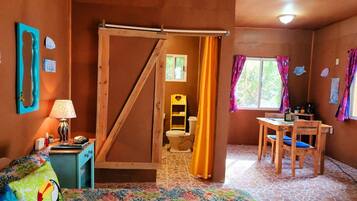1 habitación, tabla de planchar con plancha y cuna de viaje
