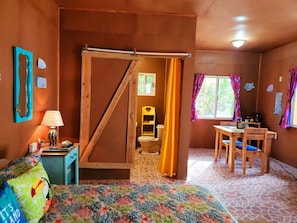 1 habitación, tabla de planchar con plancha y cuna de viaje