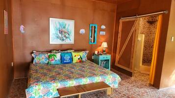 1 habitación, tabla de planchar con plancha y cuna de viaje