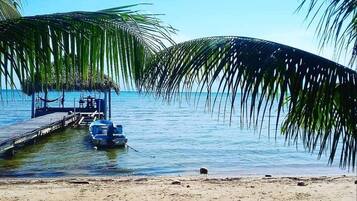 En la playa, camastros y toallas de playa