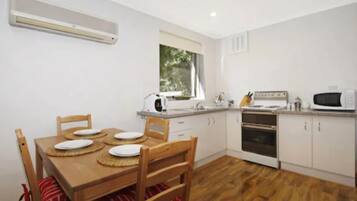 Großer Kühlschrank, Mikrowelle, Ofen