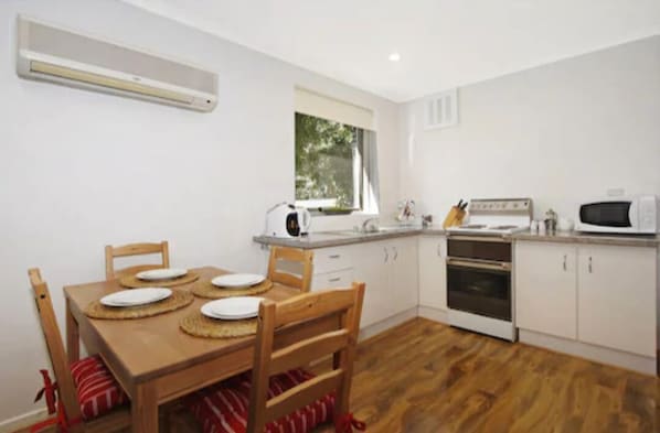 Full-sized fridge, microwave, oven, coffee/tea maker