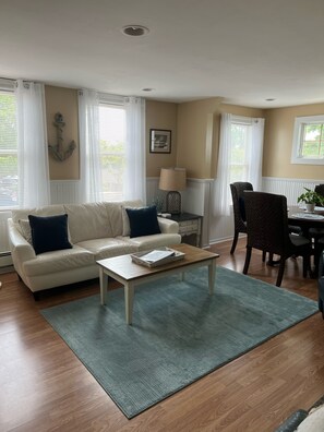 Smart TV, fireplace - Single Level Home - Steps to Downtown Gloucester & A/C throughout  (Gloucester)
